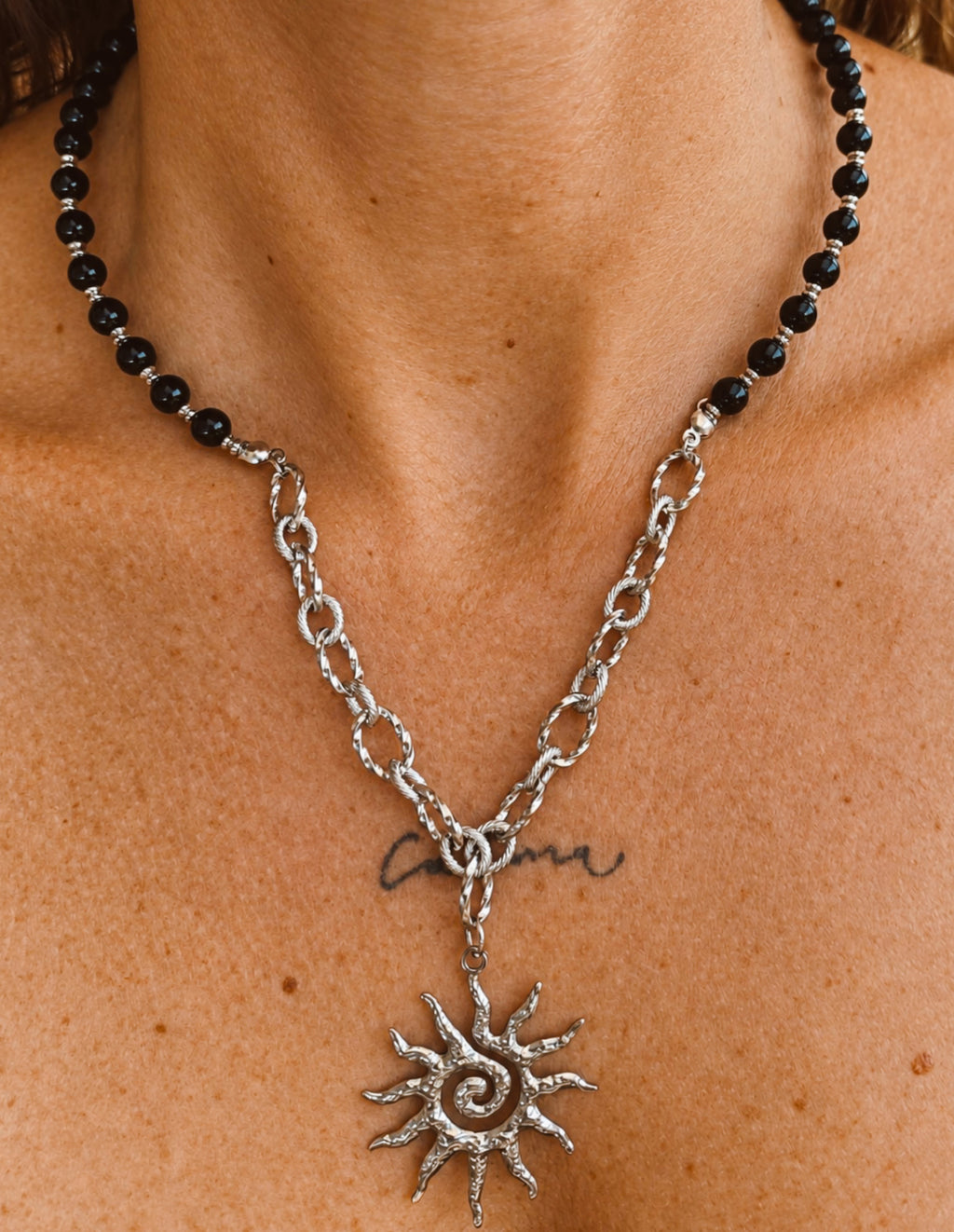 Collar Sol de Ónix.